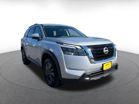 Used 2025 Nissan Pathfinder SV AWD/4WD image 3