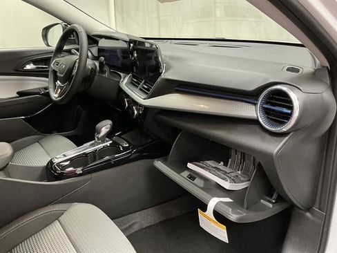 New 2026 Chevrolet Trax LT w/ Driver Confidence Package FWD image 32