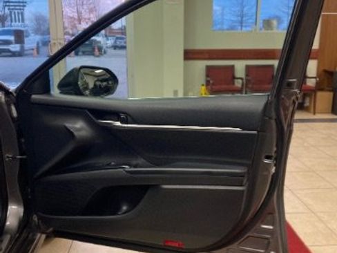 Used 2020 Toyota Camry SE w/ Sunroof Package image 15