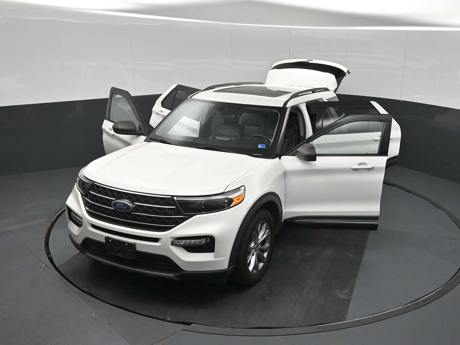 Used 2020 Ford Explorer XLT w/ Equipment Group 202A AWD/4WD image 34
