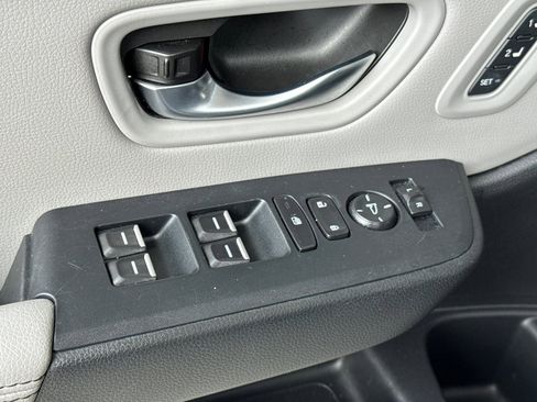 Certified 2025 Honda Pilot Touring image 14