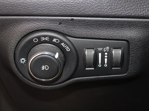 Used 2018 Jeep Compass Latitude FWD image 37