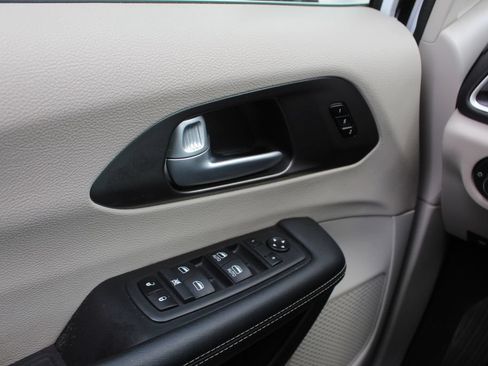 Used 2024 Chrysler Pacifica Touring-L FWD image 26