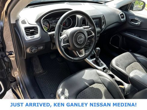 Used 2018 Jeep Compass Latitude w/ Popular Equipment Group AWD/4WD image 9