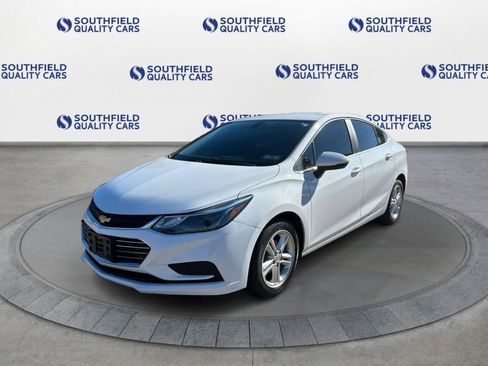 Used 2017 Chevrolet Cruze LT image 2