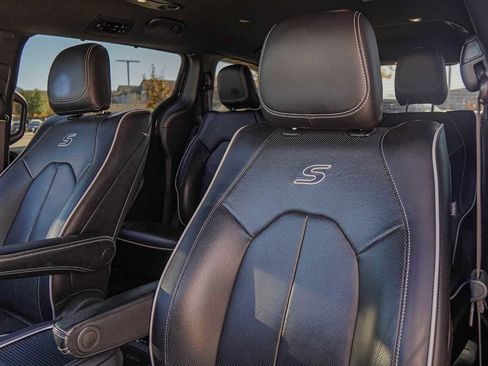 Used 2020 Chrysler Pacifica Limited w/ S Appearance Package image 11