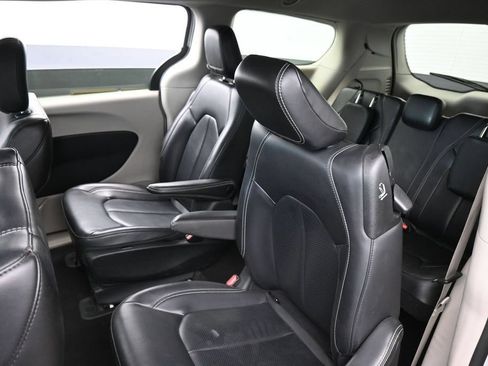 Used 2023 Chrysler Pacifica Touring-L FWD image 33