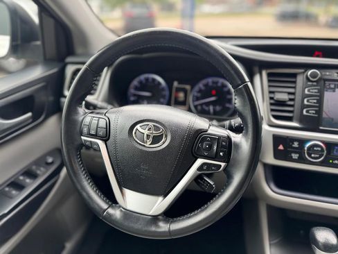 Used 2019 Toyota Highlander XLE AWD/4WD image 22
