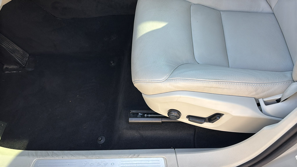 Certified 2025 Volvo XC60 B5 Plus w/ Climate Package AWD/4WD image 26