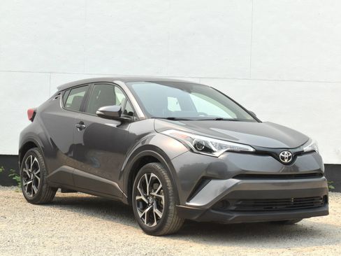 Used 2019 Toyota C-HR XLE FWD image 1