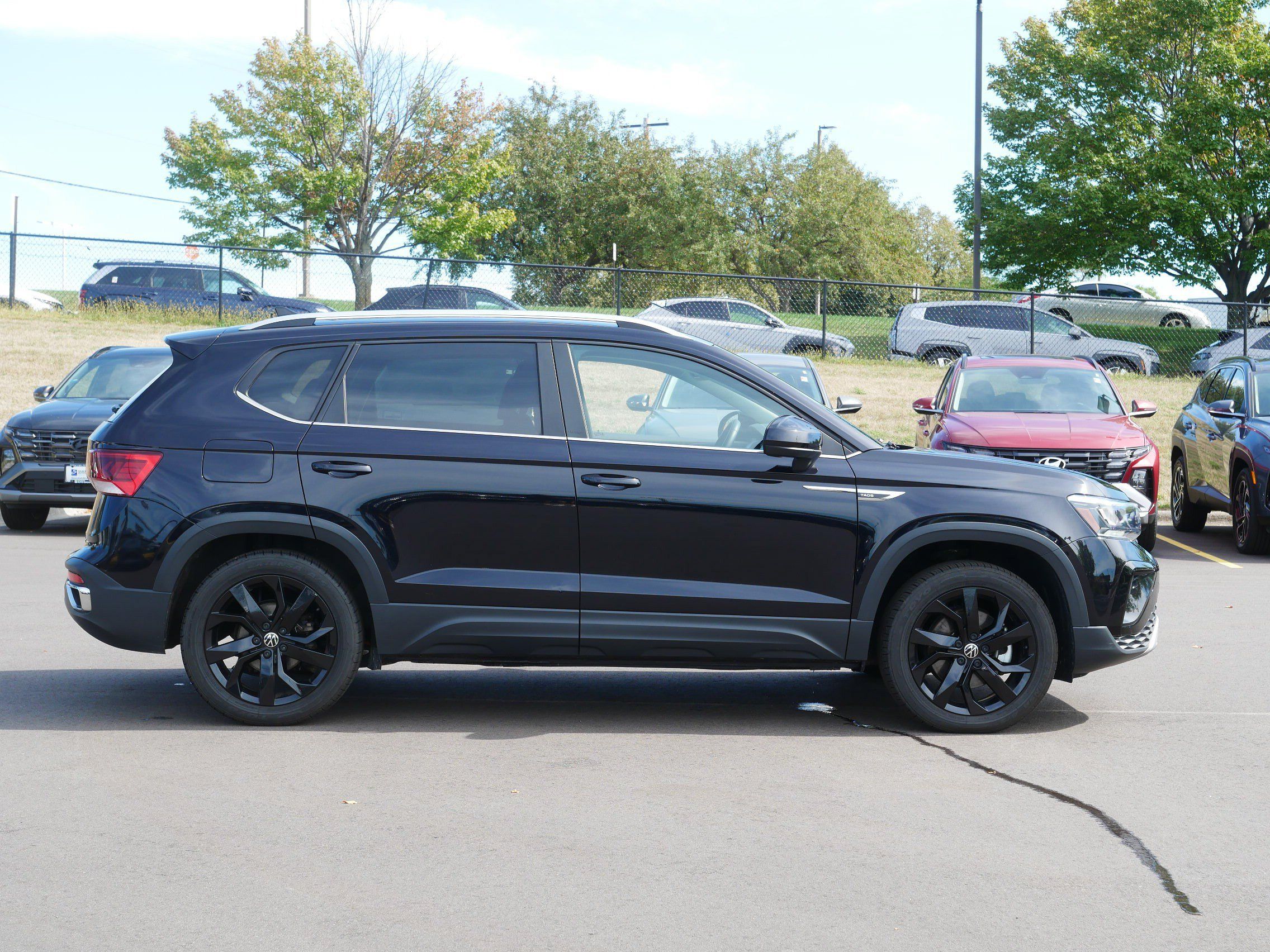 Used 2023 Volkswagen Taos SE w/ Panoramic Sunroof Package AWD/4WD image 5