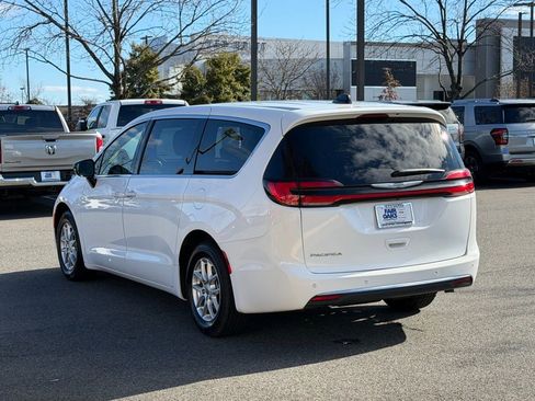 Certified 2025 Chrysler Pacifica Select image 9