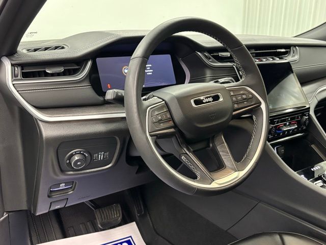 Used 2024 Jeep Grand Cherokee Limited w/ Black Appearance Package AWD/4WD image 18