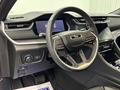 Used 2024 Jeep Grand Cherokee Limited w/ Black Appearance Package AWD/4WD image 18