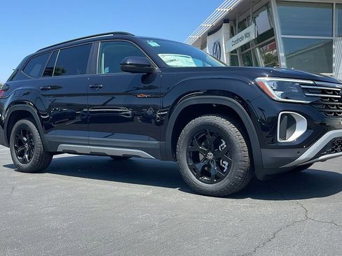 New 2025 Volkswagen Atlas Peak Edition SE image 1