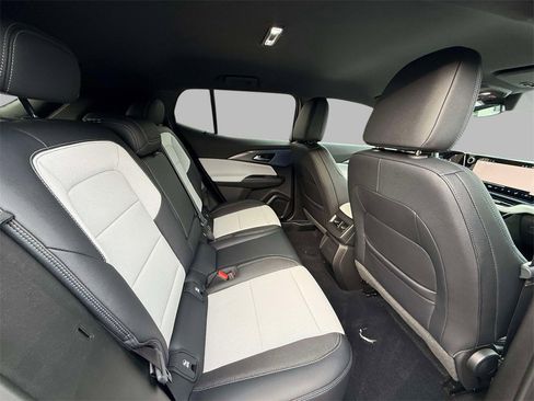 Used 2025 Chevrolet Equinox EV LT w/ Convenience Package image 16