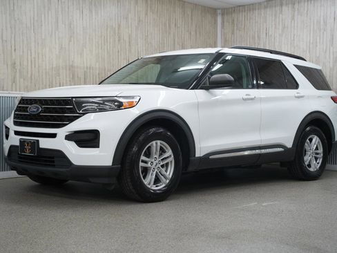 Used 2021 Ford Explorer XLT image 4