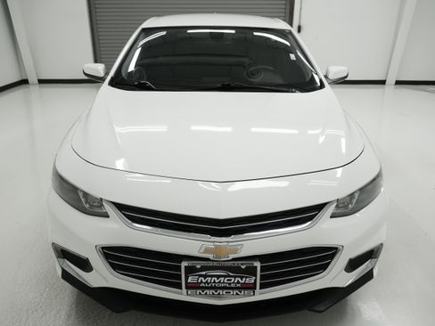 Used 2017 Chevrolet Malibu LT image 2