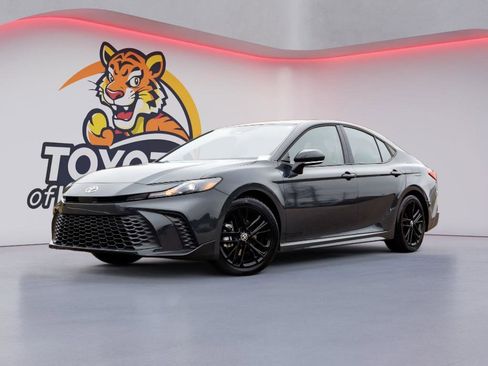 Used 2026 Toyota Camry SE image 1