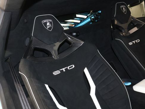 Used 2021 Lamborghini Huracan STO image 27