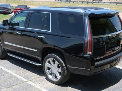 Used 2018 Cadillac Escalade Luxury image 12