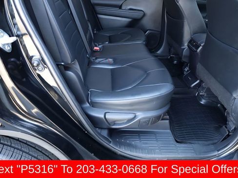Used 2023 Toyota Highlander XLE AWD/4WD image 28