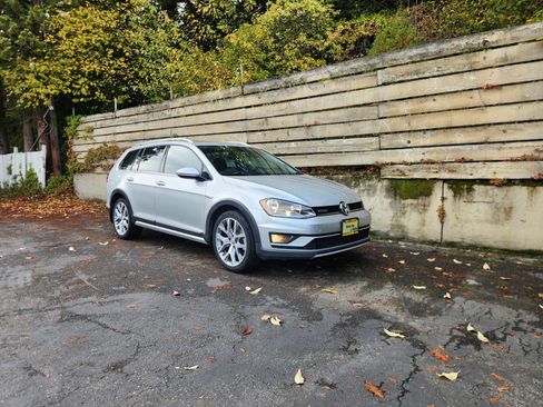 Used 2017 Volkswagen Golf Alltrack SEL image 19