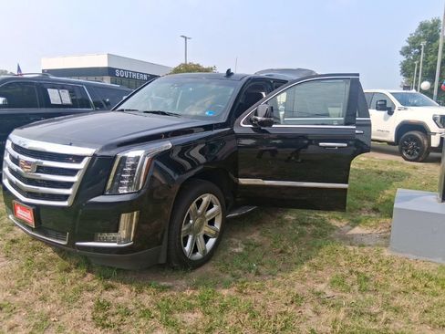 Used 2017 Cadillac Escalade Luxury AWD/4WD image 21