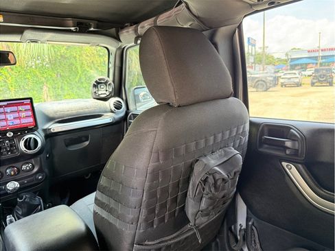 Used 2015 Jeep Wrangler Unlimited Rubicon w/ Connectivity Group AWD/4WD image 43