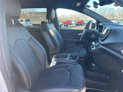 New 2026 Chrysler Voyager LX image 9