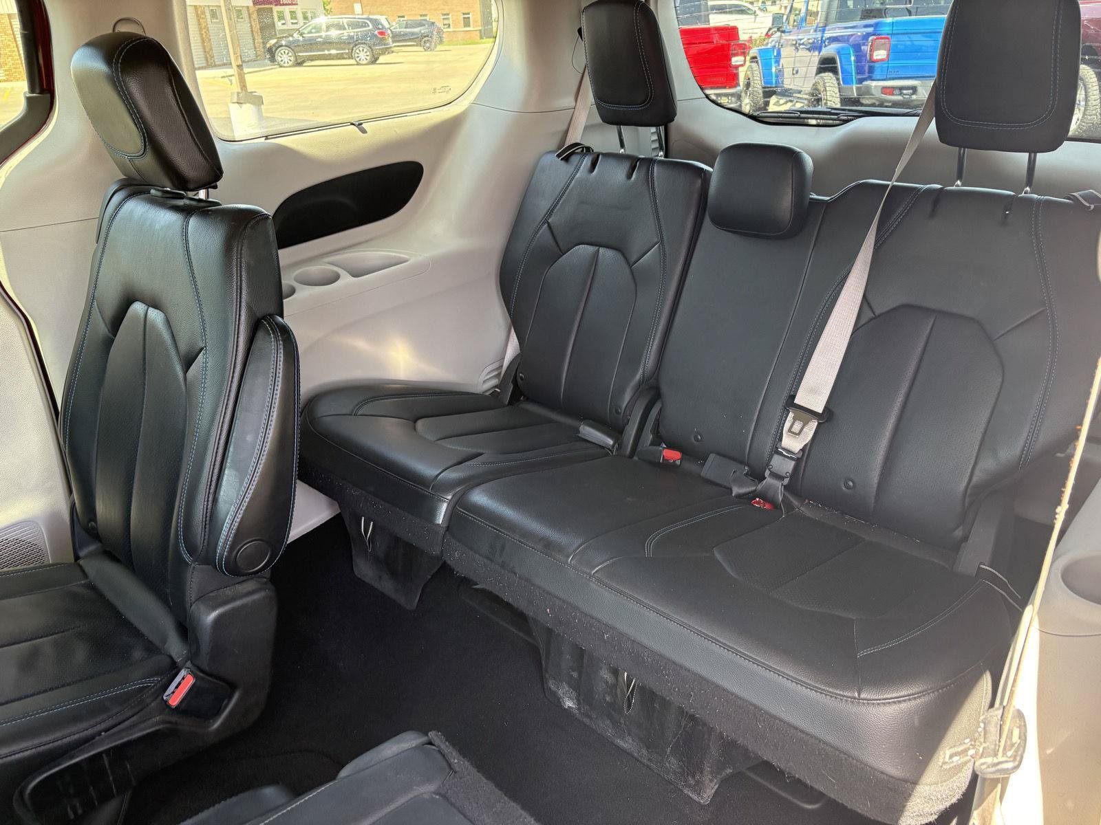 Used 2021 Chrysler Pacifica Touring-L FWD image 16