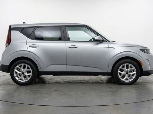 Used 2025 Kia Soul LX w/ LX Technology Package FWD image 11