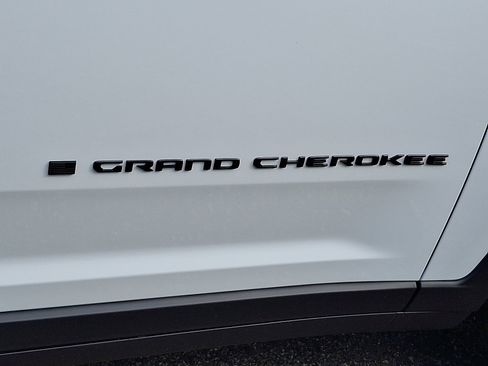 New 2025 Jeep Grand Cherokee L Altitude image 16