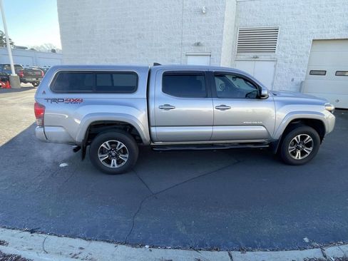 Used 2017 Toyota Tacoma TRD Sport image 11