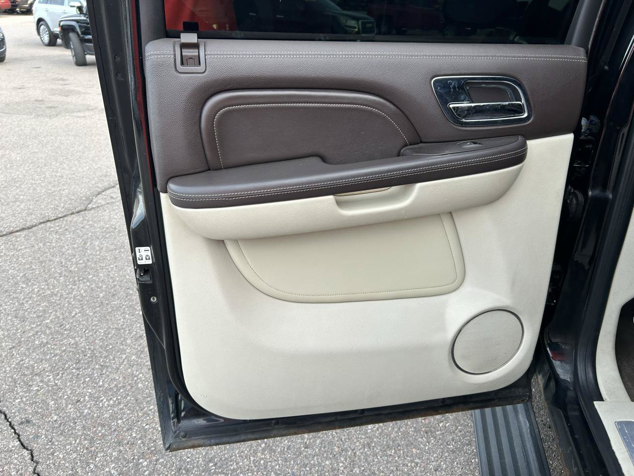Used 2011 Cadillac Escalade ESV Platinum AWD/4WD image 14