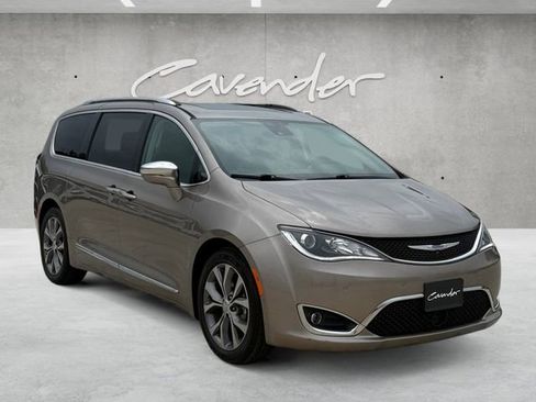 Used 2018 Chrysler Pacifica Limited w/ Tire & Wheel Group FWD image 2