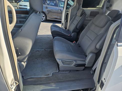 Used 2009 Chrysler Town & Country Touring FWD image 13