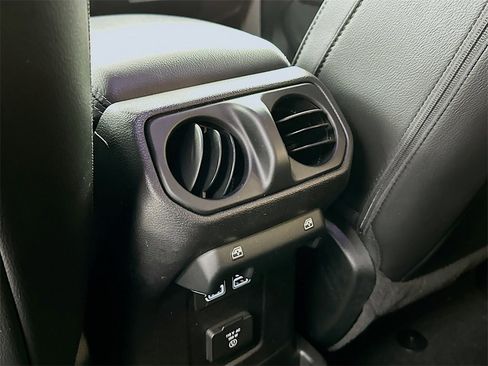 Used 2018 Jeep Wrangler Unlimited Sahara image 23