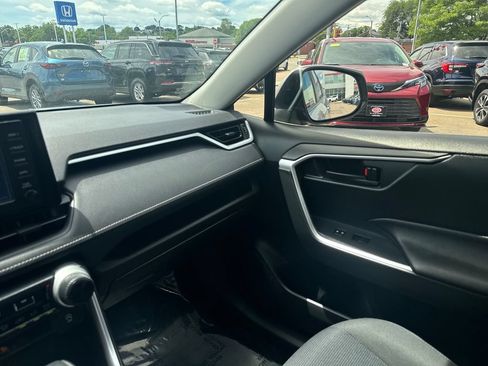 Used 2019 Toyota RAV4 LE w/ All Weather Liner Package AWD/4WD image 27