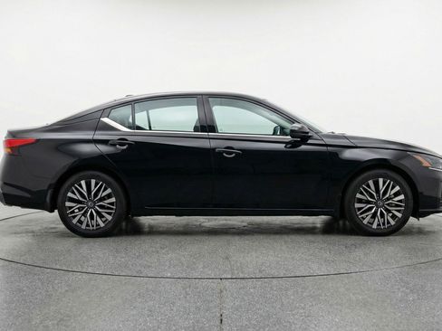 Used 2025 Nissan Altima 2.5 SV image 11