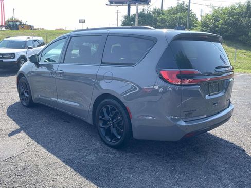 Used 2025 Chrysler Pacifica Limited FWD image 4