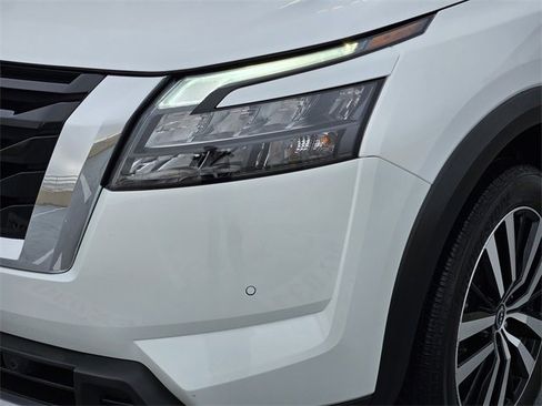 Used 2025 Nissan Pathfinder Platinum image 8