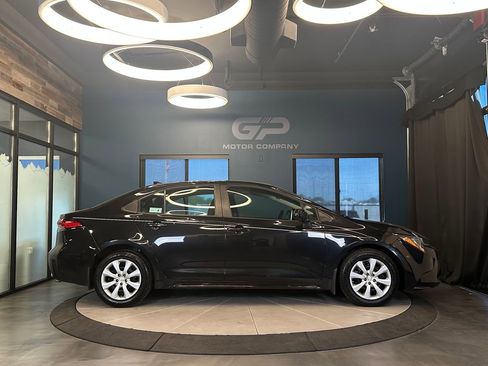 Used 2020 Toyota Corolla LE FWD image 2