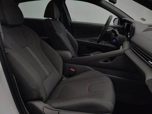 Used 2025 Hyundai Elantra SE FWD image 21