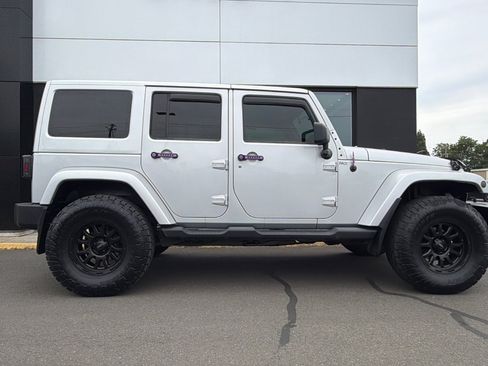 Used 2012 Jeep Wrangler Unlimited Sahara w/ Connectivity Group AWD/4WD image 3