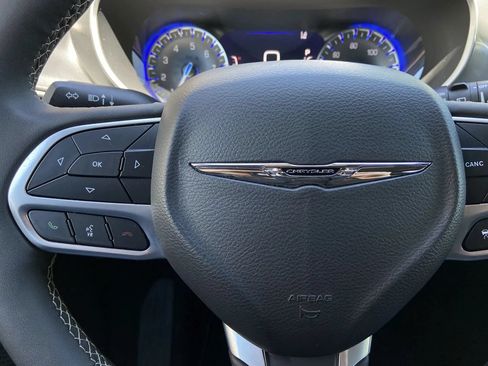 Used 2025 Chrysler Pacifica Select FWD image 13