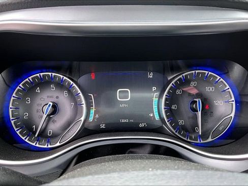 Used 2026 Chrysler Pacifica Limited FWD image 13