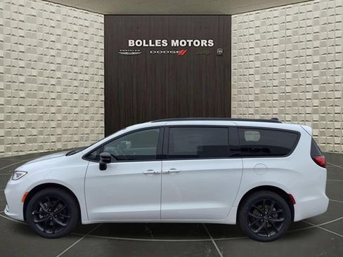 New 2026 Chrysler Pacifica Select w/ S Appearance Package AWD/4WD image 5