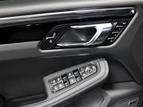 Certified 2025 Porsche Macan image 25