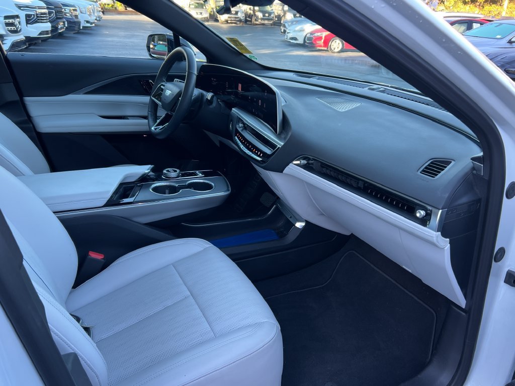 Used 2025 Cadillac Lyriq Luxury RWD image 16